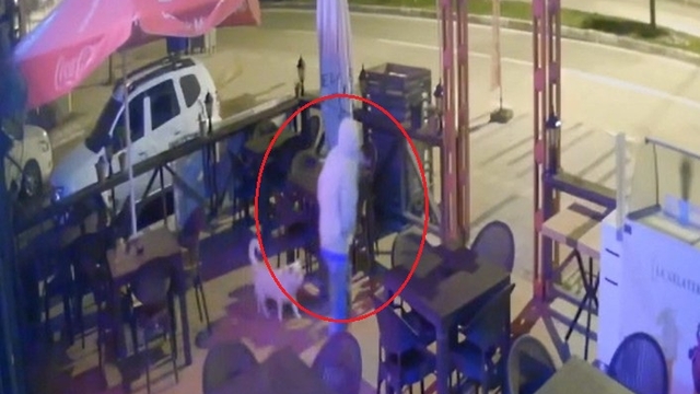 İş yerine defalarca giren hırsızı sopayla kovaladı; o anlar kamerada