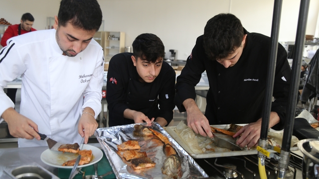 Çoruh'un incisi somon, genç şef adaylarının ellerinde yarıştı