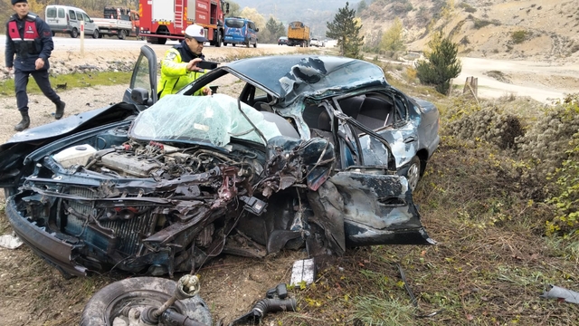 Bolu'da kamyonla çarpışan otomobildeki 1 kişi öldü, 1 kişi yaralandı