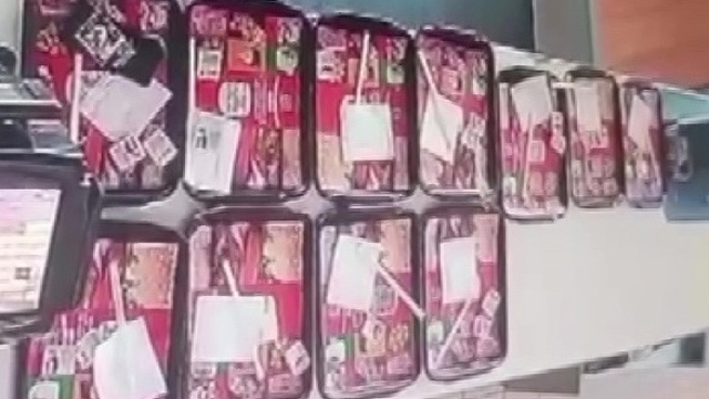 Yemek tepsisindeki cep telefonunu böyle çaldı