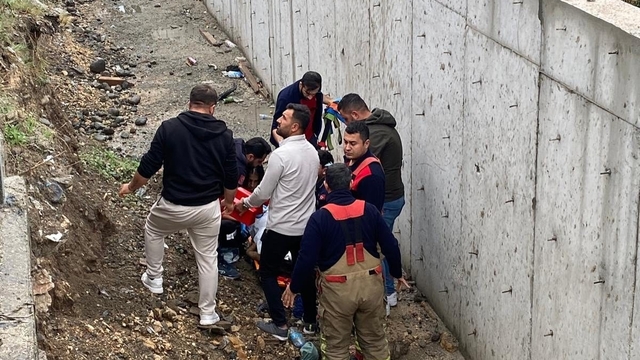 Hafif ticari aracın çarptığı genç kadın, kanala düşerek hayatını kaybetti