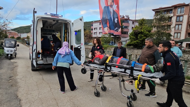 Kasksız motosiklet sürücüsü kazada yaralandı