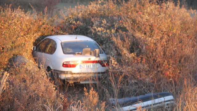 Konya'da devrilen otomobildeki çift yaralandı