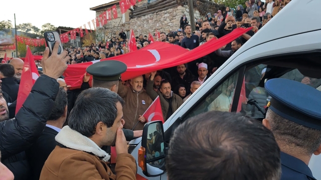 Düşen uçakta şehit olan 2 askerin cenazesi Bursa'ya getirildi (4)