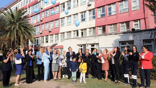 Mavi balonlar diyabete farkındalık için gökyüzüne bırakıldı