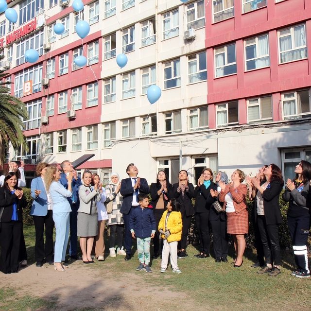 Mavi balonlar diyabete farkındalık için gökyüzüne bırakıldı