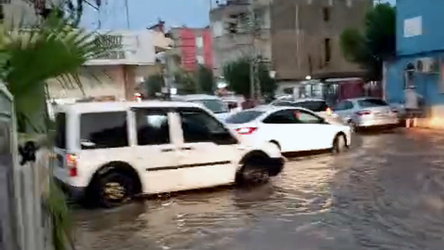 Adana'da kısa süreli sağanak hayatı olumsuz etkiledi