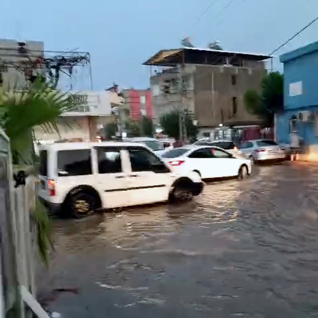 Adana'da kısa süreli sağanak hayatı olumsuz etkiledi