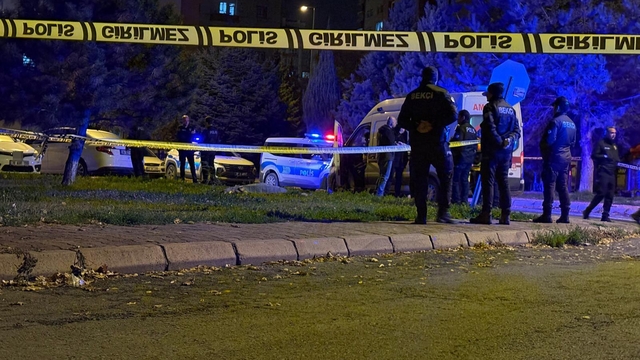 Konuşmak için çağırdığı eşini sokak ortasında öldürdü