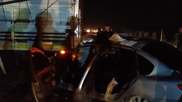 Otomobil kamyona çarptı: 2 yaralı