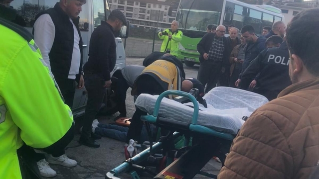 Yolun karşısına geçerken düştü, işçi servisinin çarpması sonucu hayatını kaybetti