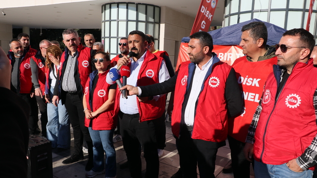 İzmir Büyükşehir Belediyesi işçileri oturma eylemlerini sonlandırdı