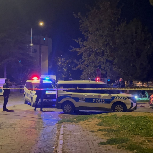 Boşanma aşamasında olduğu karısını bıçaklayarak öldürdü