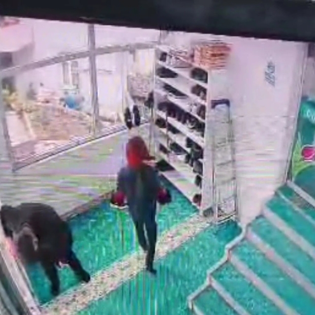 Cuma namazı için geldiği camide kalp krizi geçirdi: O anlar kamerada