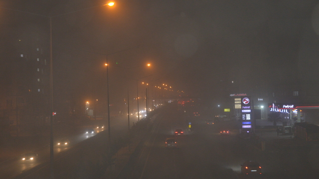 Mardin'de fırtınada motosikleti devrilen kurye yaralandı