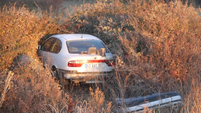 Beyşehir'de otomobil araziye savruldu: 2 yaralı