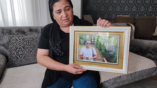 Oğlu cinayete kurban giden anne: "Katil 28 gün önce tutuklansa oğlum ölmeyecekti"
Adana'da 4 yıl önce oğlu cinayete kurban giden anne Fatma Çelikten, oğlunu öldüren şahsın cinayetten 28 gün öne başkasını bıçakladığını öne sürerek, "Katil o olayda tutuklansa oğlum bugün hayatta olacaktı" dedi