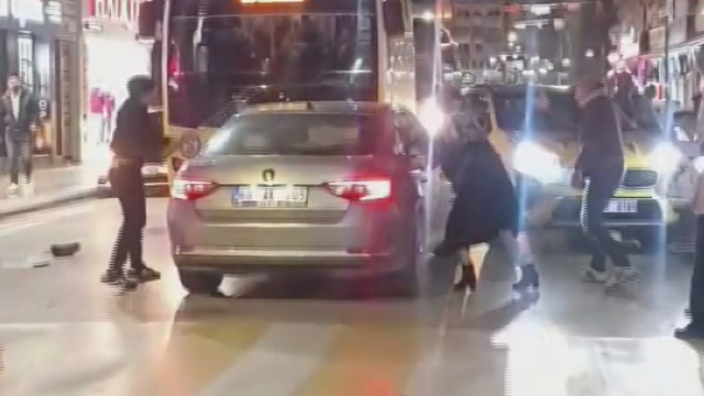 Ters yöne girip, 2 yayaya, iş yerine ve araçlara çarpan alkollü sürücü, darbedildi ; olay anı kamerada