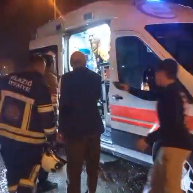 Elazığ'da çocuk, sobayı tinerle yakmak isterken yaralandı