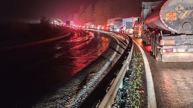 Elazığ'da tır devrildi: Kilometrelerce araç kuyruğu oluştu