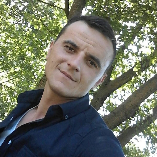 Yere düşen yaya, servis minibüsünün altında kalarak öldü; kaza anı kemarada