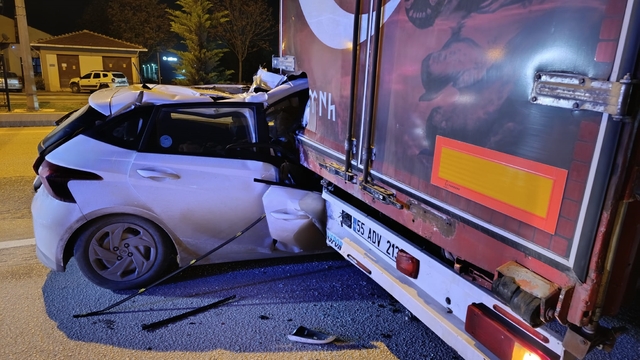 TIR'a arkadan çarpan otomobil sürücüsü yaralandı