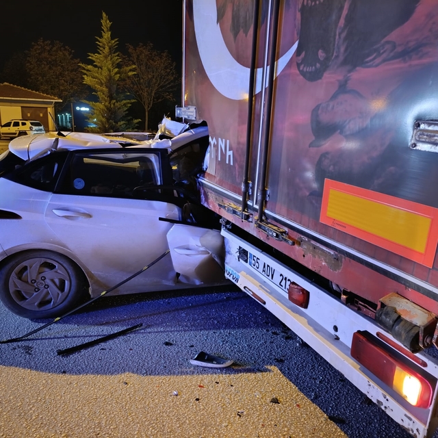 TIR'a arkadan çarpan otomobil sürücüsü yaralandı