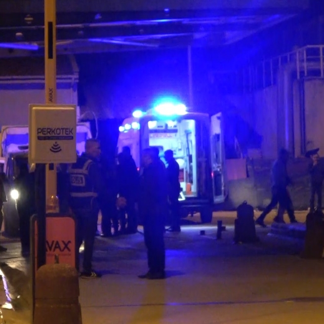 Otomobil belediyeye ait kamyona arkadan çarptı: 1'i bebek 3 yaralı