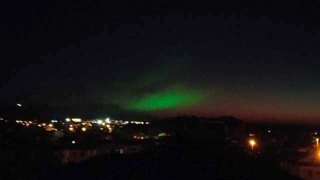 Fethiye'de gökyüzündeki mor ve yeşil ışık dikkat çekti
