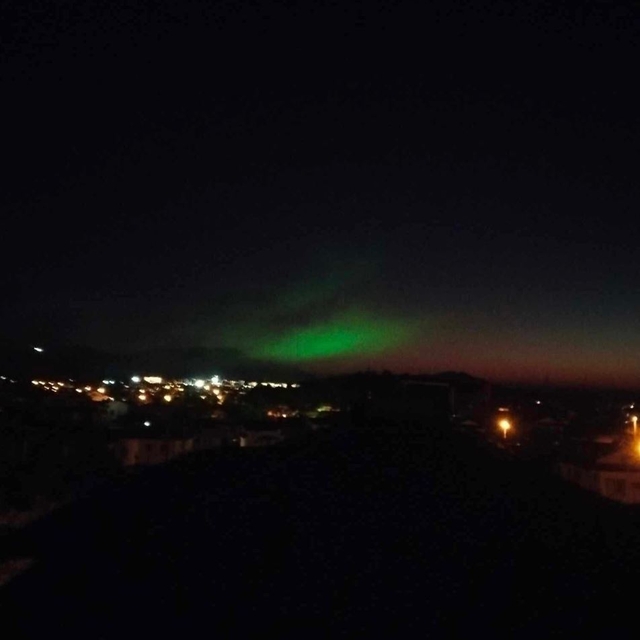 Fethiye'de gökyüzündeki mor ve yeşil ışık dikkat çekti