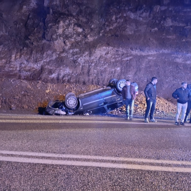 Yola düşen kayalardan kaçan otomobil takla attı: 2 yaralı