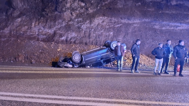 Yola düşen kayalardan kaçan otomobil takla attı: 2 yaralı