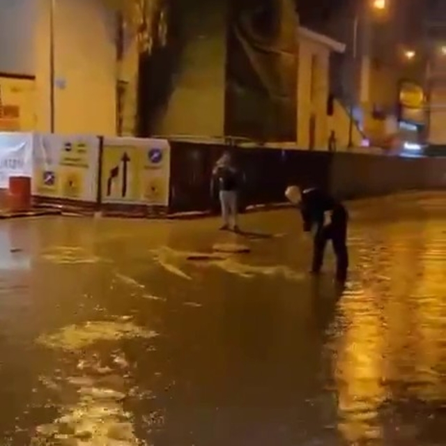 Hatay'da sağanak: Cadde ve yollar göle döndü