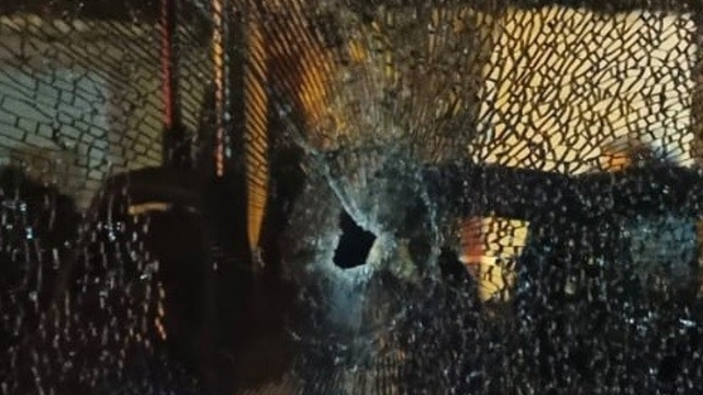 Çok sayıda yolcunun bulunduğu otobüse silahlı saldırı anı kamerada
Trafik tartıştığı sürücüye tabanca ile ateş açtı