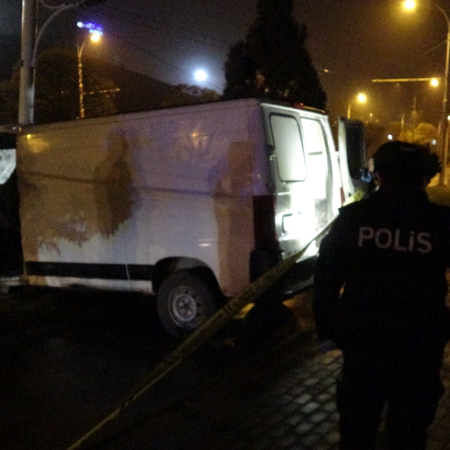 Malatya'da aydınlatma direğine çarpan minibüs sürücüsü hayatını kaybetti