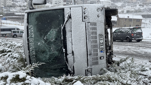 Nevşehir'de devrilen işçi servisindeki 14 kişi yaralandı