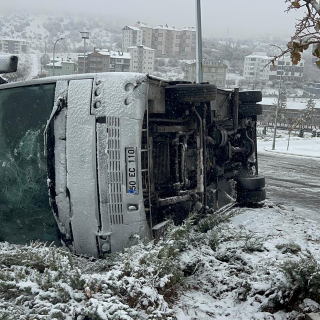 Nevşehir'de işçi servis midibüsü devrildi: 14 yaralı