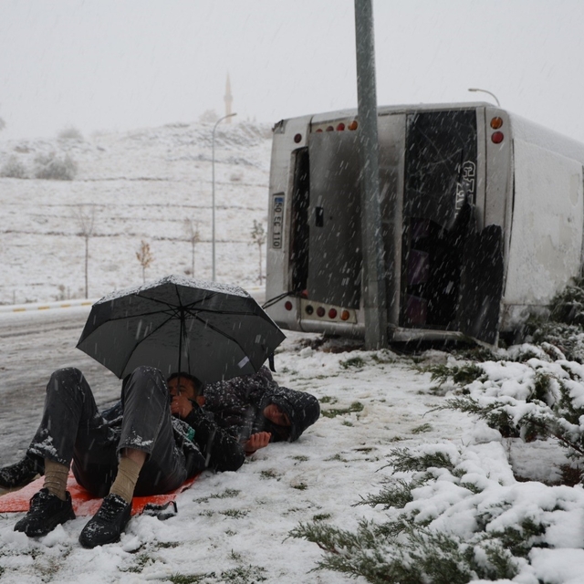 Kaza sonrası sağlık ekiplerini şemsiye ile yatarak bekledi
Nevşehir'de işçi...