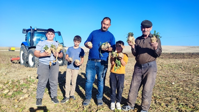 Yozgat'ta pancar mesaisi sürüyor, 6 aylık emeğin ürünleri yüzleri güldürüyor