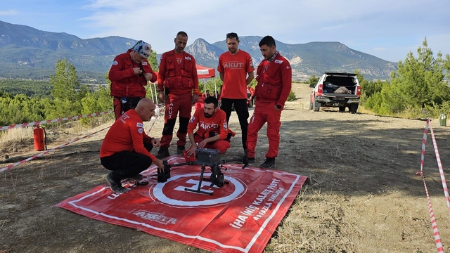 AKUT Ege ekipleri tatbikatlarla gönüllülerini her an göreve hazır hale getiriyor