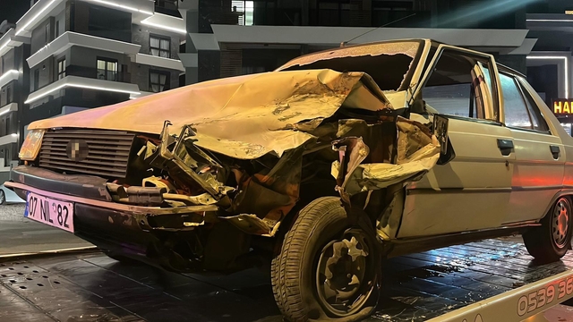 Alanya'da iki aracın çarpıştığı kazada 2 kişi yaralandı