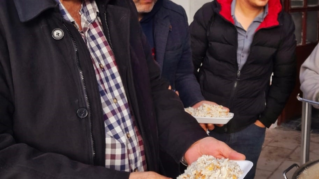 Unutulmaya yüz tutmuş 'Tarihi Odunpazarı Pilavı' vatandaşlara ikram edildi
Ekrem Yazıcı:
"Bu lezzetimiz her geçen gün biraz daha unutulmakta"
"Lezzetini anlatmak zordur, tatmayan bilemez"