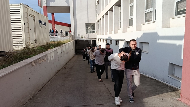 'Sazan Sarmalı' şebekesi çökertildi: Mağdurlara "Sizi dolandırdım, hakkınızı helal edin" mesajı attılar
Adana'da 5 kişiyi 7 milyon TL dolandıran şebeke çökertildi: 24 tutuklu