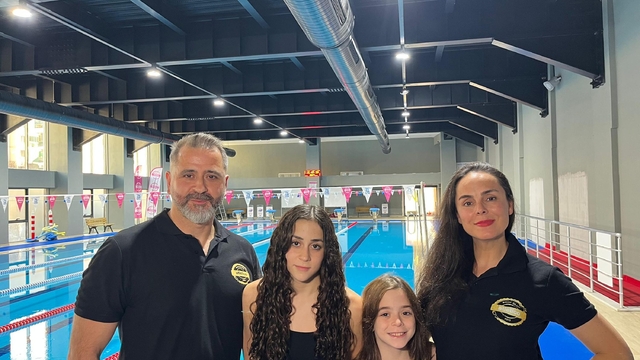 Antrenör babanın yüzücü kızları