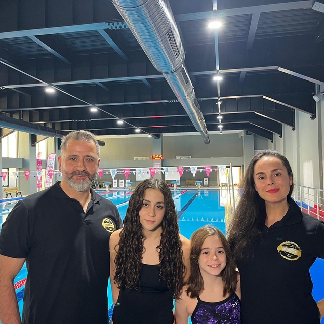 Antrenör babanın yüzücü kızları