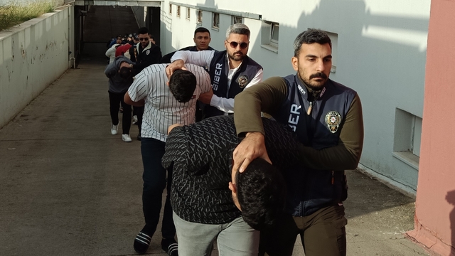 Adana merkezli dolandırıcılık operasyonunda yakalanan 35 zanlıdan 24'ü tutuklandı