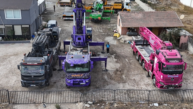 Kızının 'Baba bizim de pembe vincimiz olsun' sözlerinden ilham alarak vinçlerini rengarenk hale getirerek inşaat sektörüne renk kattı