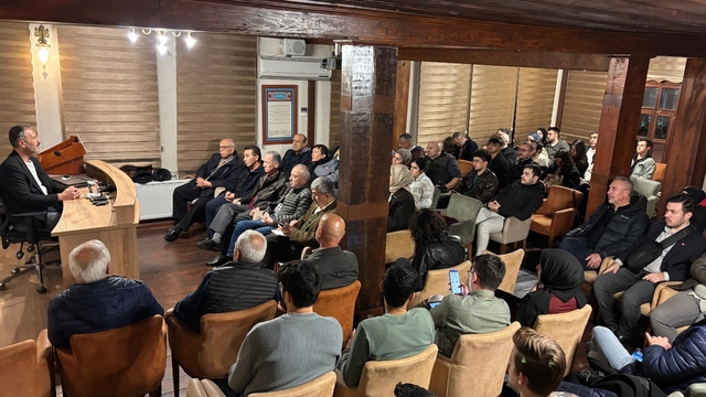 'Yapay Zeka Gölgesinde Gelecek Tasavvuru' hakkında konuşuldu
ESOGÜ Fen Fakültesi Öğretim Üyesi Doç. Dr. Özer Çelik:
"Bazı meslekler risk altına girerken, yepyeni fırsatlar ortaya çıkıyor"
"Geleceği şekillendiren teknoloji değil, onu nasıl kullandığımız olacak"