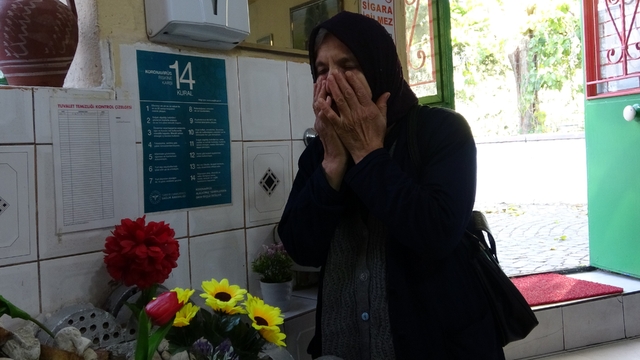 Pide yemeye gelip salondaki mezarlık başında dua ederek ayrılıyorlar
Pide salonunun ortasında bulunan yatır olarak bilinen mezarlık görenleri hayrete düşürüyor
Pide salonunda gizemli mezar yıllar sonra "Ayırt Dede" olarak kayıt altına alındı
İşletme sahibi Fatih Aydemir: "Yatır olduğunu söylediler, biz de saygımızdan koruma altına aldık"
"İlk zamanlar biraz korkuyorduk ancak zamanla alıştık"