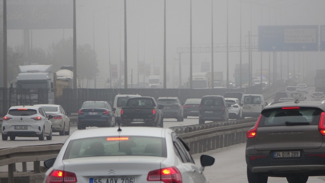 Kocaeli'de etkili olan sis sürücülere zor anlar yaşattı